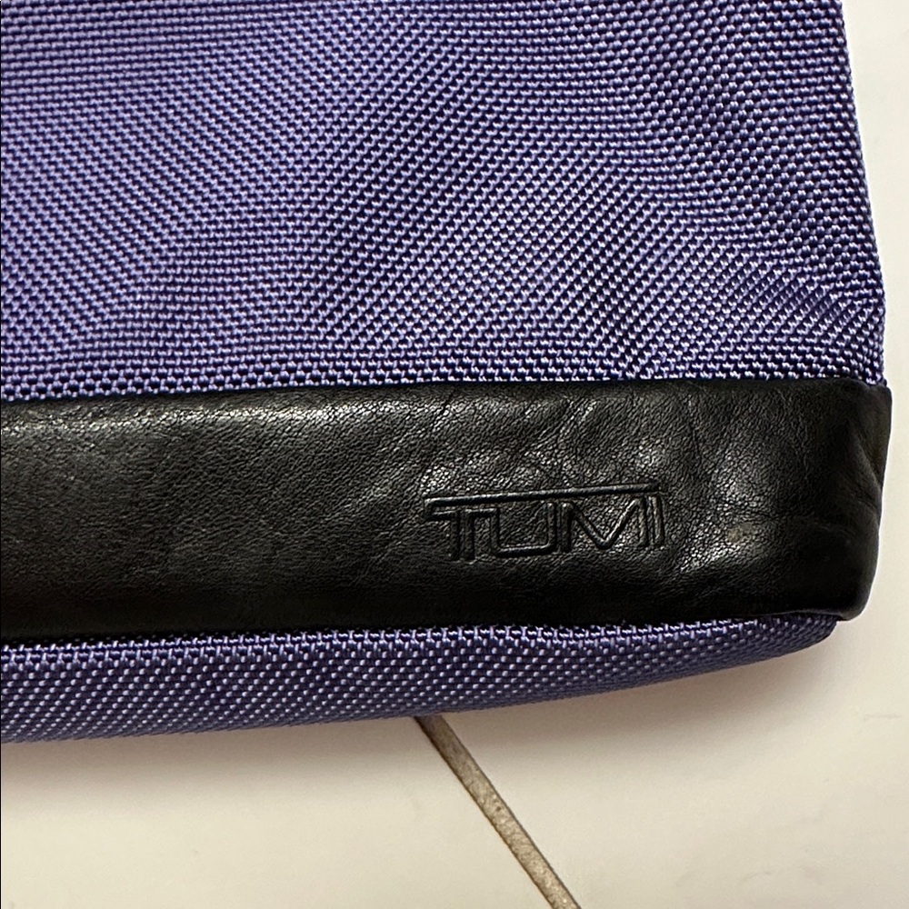 TUMI Women's small Bag in Purple and Black leather trim Euc - Picture 2 of 5